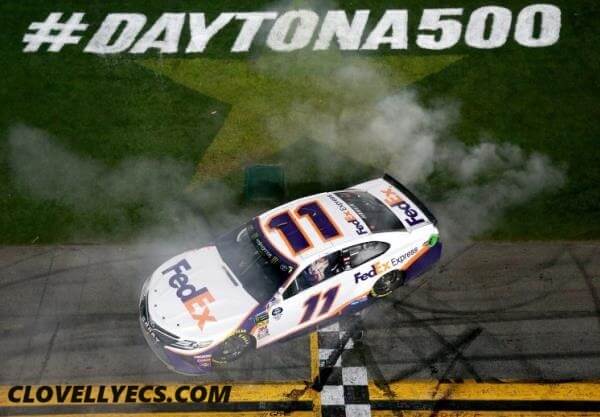 Toyota ตั้งความหวังไว้สูงกับ Daytona 500 เดนนี่ แฮมลินเอนตัวไปที่หน้าต่างรถ Toyota ที่ชนะของคริสโตเฟอร์ เบลล์ เพื่อแสดงความยินดี